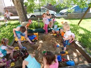 Společné odpoledne rodičů a dětí - natírání popelnic